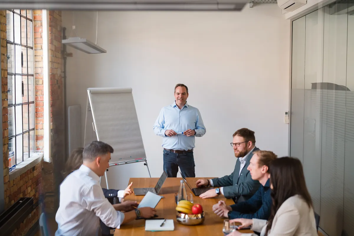 Workshop am Besprechungstisch mit Flipchart